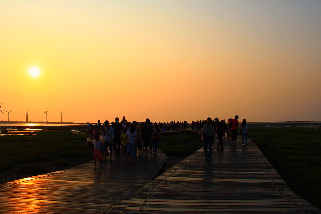 台中清水｜高美溼地，日本人一生必遊一次的景點，全球六大絕美天空之鏡 @飛天璇的口袋