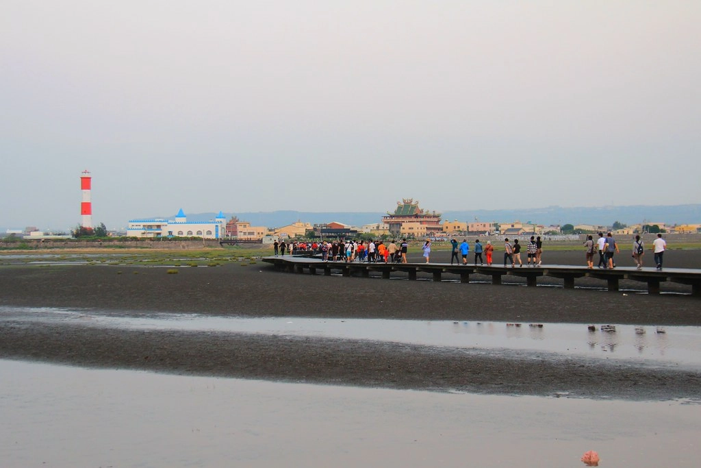 台中清水｜高美溼地，日本人一生必遊一次的景點，全球六大絕美天空之鏡 @飛天璇的口袋