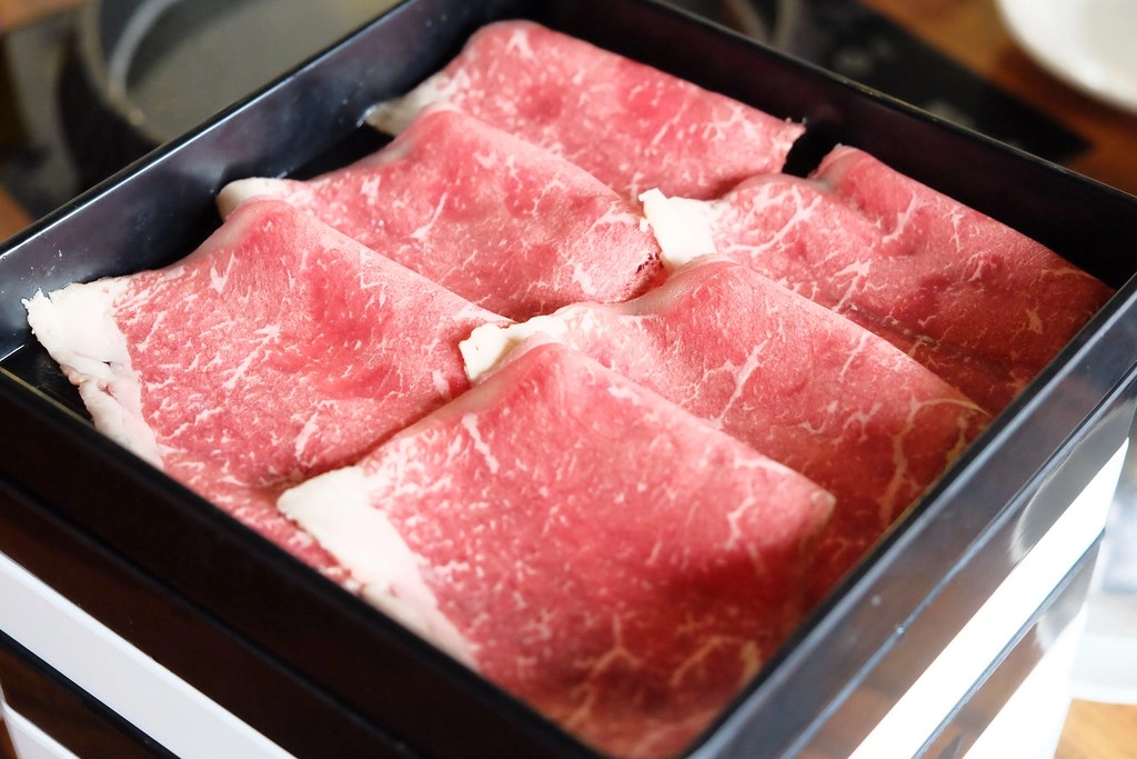 煲參參壽喜燒鍋物專門店：$389元以上吃到飽，10種湯頭特製湯頭、 M9澳洲黑毛和牛、特級松阪豬、波斯頓龍蝦等高級食材 @飛天璇的口袋