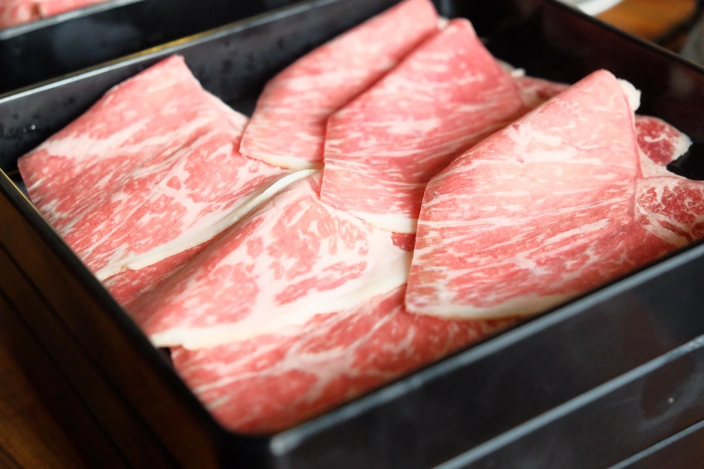 煲參參壽喜燒鍋物專門店：$389元以上吃到飽，10種湯頭特製湯頭、 M9澳洲黑毛和牛、特級松阪豬、波斯頓龍蝦等高級食材 @飛天璇的口袋