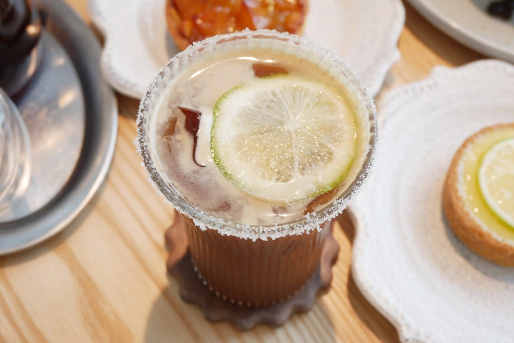 【台中西屯】堁夏咖啡  caf&eacute; crotchet，坐擁台中七期最美窗景的咖啡館，坐在台中歌劇院觀看夏綠地公園美景 @飛天璇的口袋