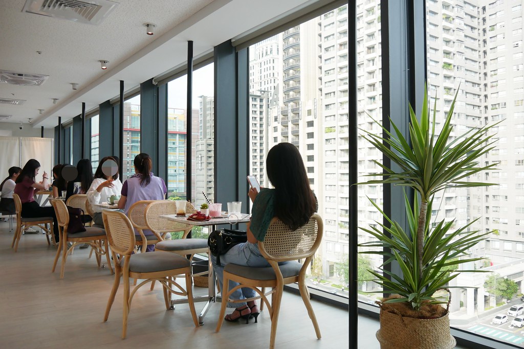 【台中西屯】堁夏咖啡  caf&eacute; crotchet，坐擁台中七期最美窗景的咖啡館，坐在台中歌劇院觀看夏綠地公園美景 @飛天璇的口袋