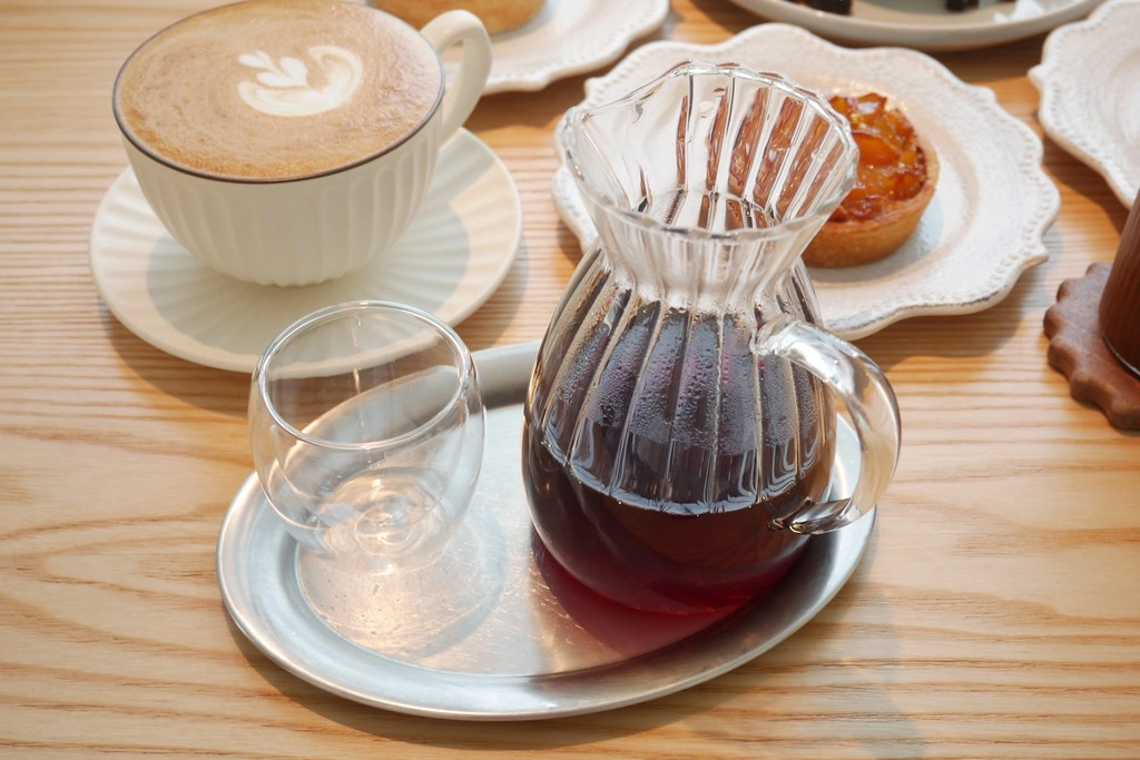 【台中西屯】堁夏咖啡  caf&eacute; crotchet，坐擁台中七期最美窗景的咖啡館，坐在台中歌劇院觀看夏綠地公園美景 @飛天璇的口袋