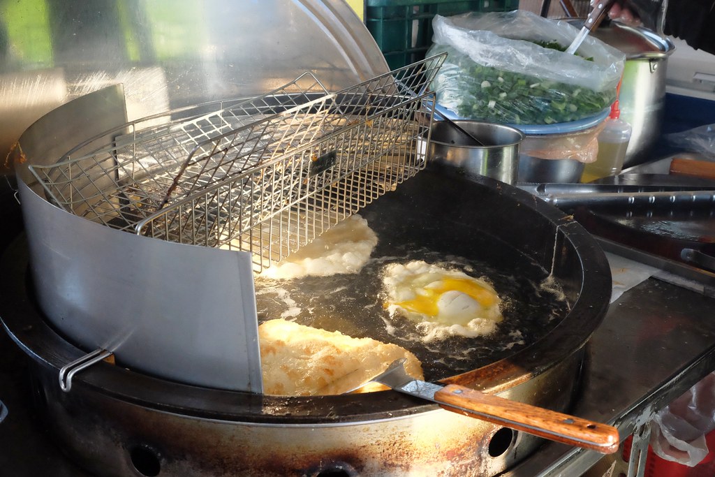 台中潭子｜蛋包蔥炸蛋蔥油餅．一天只營業4.5小時，崇德路大豐路口，一口咬下滿滿的青蔥 @飛天璇的口袋