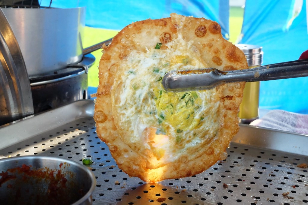 台中潭子｜蛋包蔥炸蛋蔥油餅．一天只營業4.5小時，崇德路大豐路口，一口咬下滿滿的青蔥 @飛天璇的口袋