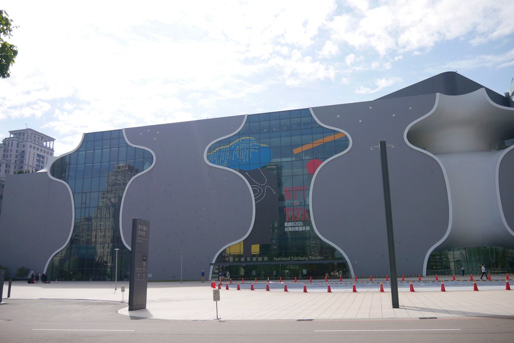 【台中西屯】堁夏咖啡  caf&eacute; crotchet，坐擁台中七期最美窗景的咖啡館，坐在台中歌劇院觀看夏綠地公園美景 @飛天璇的口袋