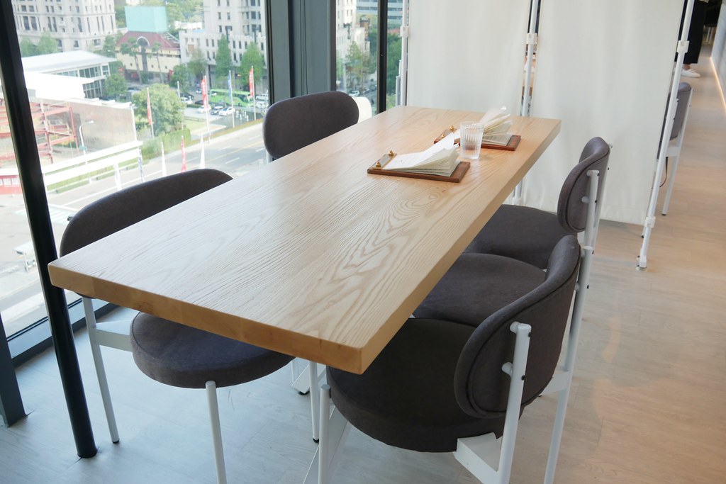 【台中西屯】堁夏咖啡  caf&eacute; crotchet，坐擁台中七期最美窗景的咖啡館，坐在台中歌劇院觀看夏綠地公園美景 @飛天璇的口袋