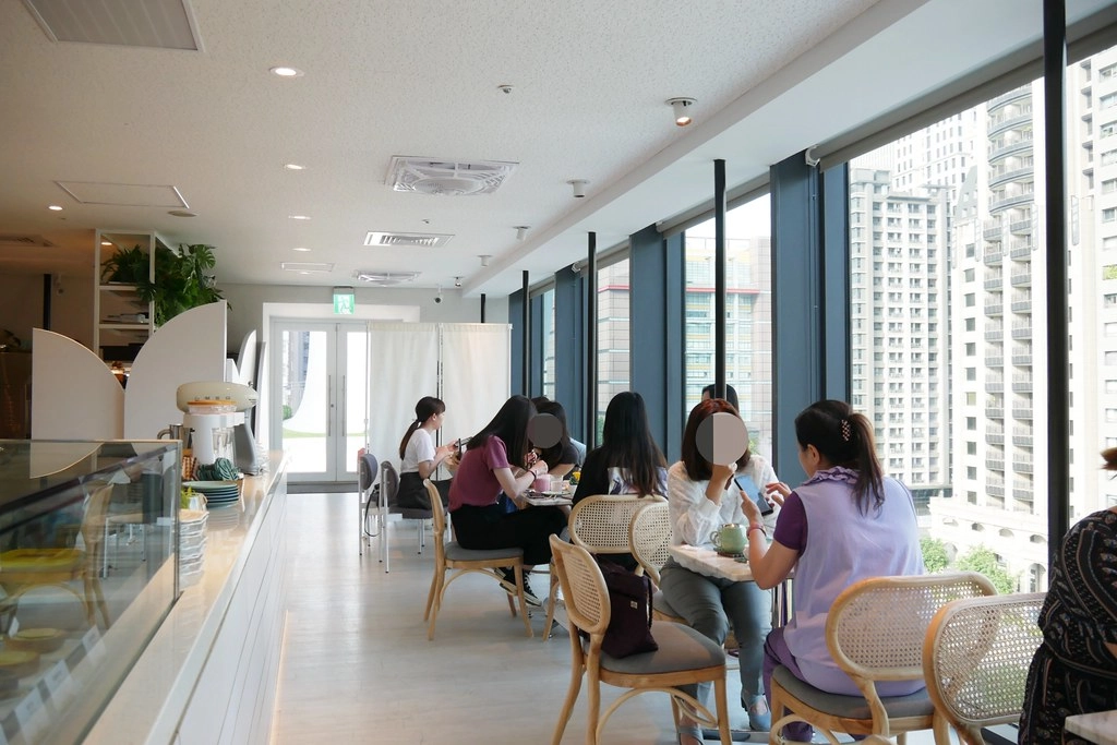 【台中西屯】堁夏咖啡  caf&eacute; crotchet，坐擁台中七期最美窗景的咖啡館，坐在台中歌劇院觀看夏綠地公園美景 @飛天璇的口袋