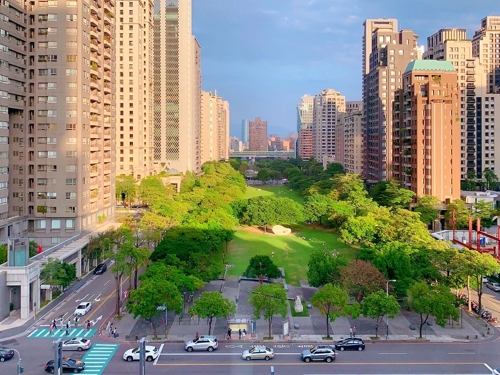 【台中西屯】堁夏咖啡  caf&eacute; crotchet，坐擁台中七期最美窗景的咖啡館，坐在台中歌劇院觀看夏綠地公園美景 @飛天璇的口袋