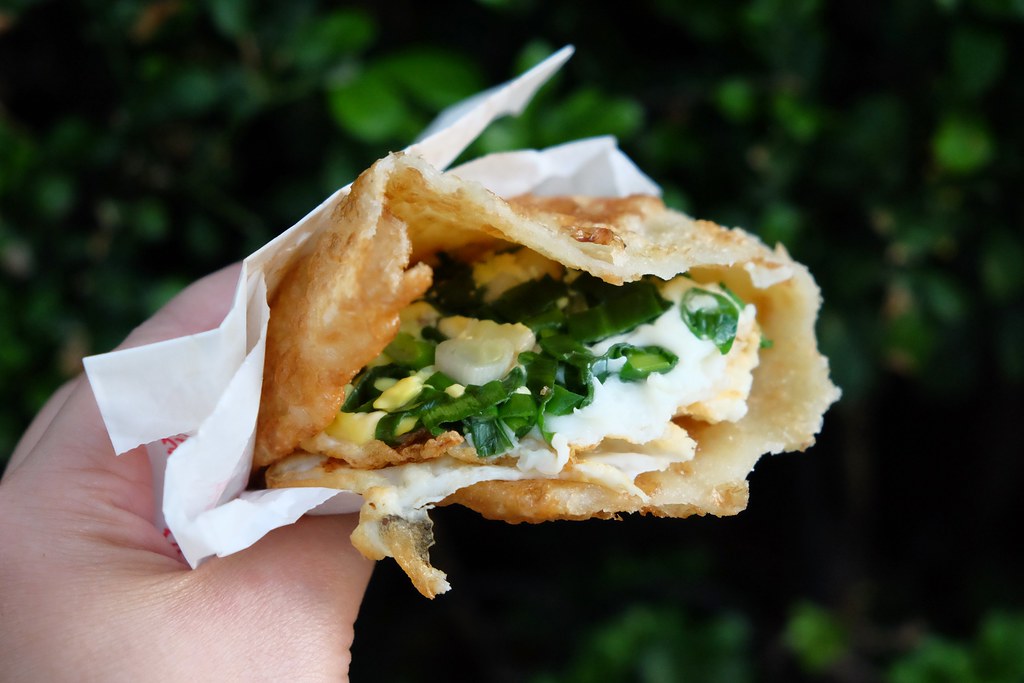 台中潭子｜蛋包蔥炸蛋蔥油餅．一天只營業4.5小時，崇德路大豐路口，一口咬下滿滿的青蔥 @飛天璇的口袋