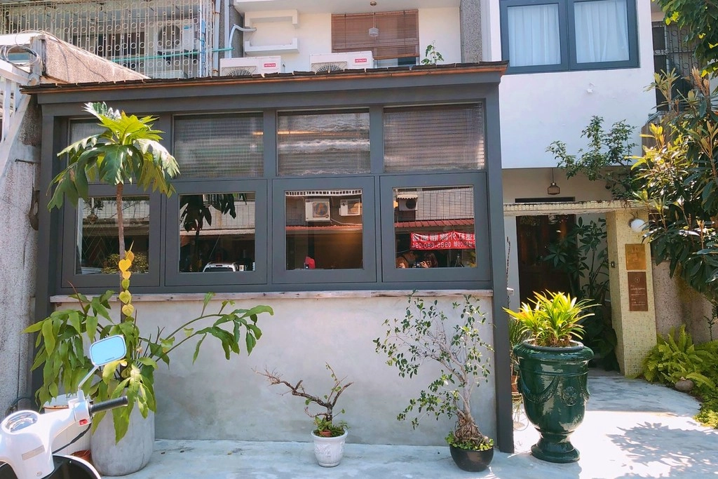 台中南屯｜山色 Shāns&egrave;．隱身於台中黎明新村裡，充滿文青風的泰式咖哩店 @飛天璇的口袋