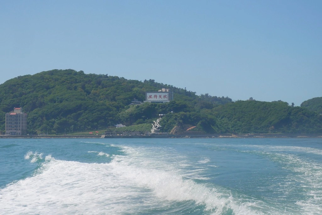 【馬祖北竿】大坵島：遇見可愛的野生梅花鹿，綠色草原與碧海藍天，馬祖大坵交通及住宿 @飛天璇的口袋