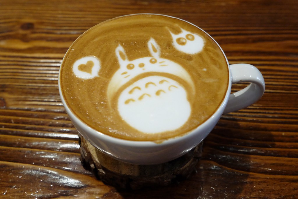 台中烏日｜FiMi 後山小廚房，法國鄉村風氛圍甜點站，可愛的龍貓拉花咖啡 @飛天璇的口袋