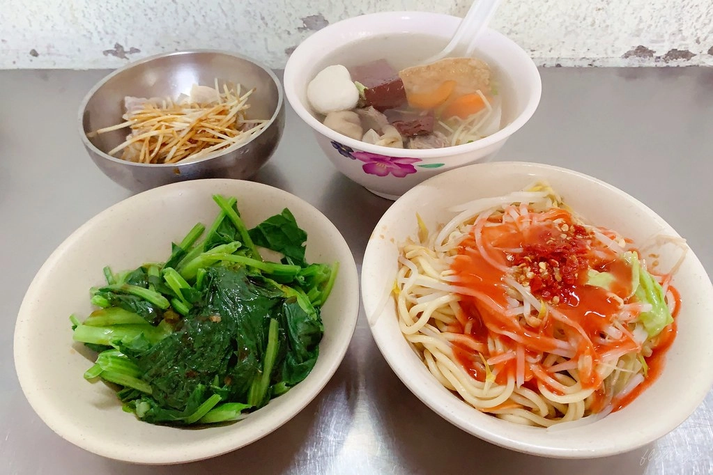 台中北屯｜阿美姐炒麵．北屯國校巷傳統早午餐店，炒麵清爽好吃綜合湯料多有誠意 @飛天璇的口袋