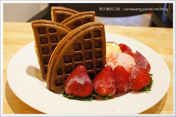 【台中下午茶】COMOC Square & Cafe。賣相很好的鬆餅，夏天也吃的到草莓&hellip; @飛天璇的口袋