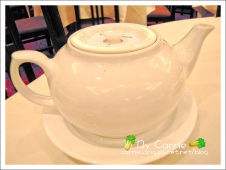 【香港美食推薦】鏞記酒家飛天燒鵝(米其林一顆星)v.s翡翠拉麵小籠包(香港機場) @飛天璇的口袋