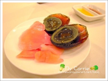 【香港美食推薦】鏞記酒家飛天燒鵝(米其林一顆星)v.s翡翠拉麵小籠包(香港機場) @飛天璇的口袋