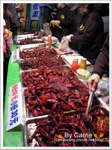 【台南花園夜市】必吃小吃美食。爸沙印度拉茶+二師兄滷味+陳記港式魚蛋+阿美芭樂+紅妃炒香腸大腸+新加坡邋撒麵+麻油雞麵線 @飛天璇的口袋