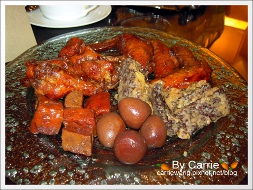 【台南花園夜市】必吃小吃美食。爸沙印度拉茶+二師兄滷味+陳記港式魚蛋+阿美芭樂+紅妃炒香腸大腸+新加坡邋撒麵+麻油雞麵線 @飛天璇的口袋