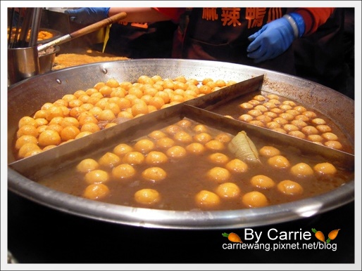 【台南花園夜市】必吃小吃美食。爸沙印度拉茶+二師兄滷味+陳記港式魚蛋+阿美芭樂+紅妃炒香腸大腸+新加坡邋撒麵+麻油雞麵線 @飛天璇的口袋