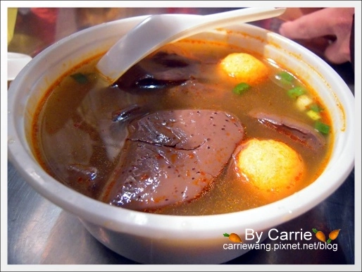 【台南花園夜市】必吃小吃美食。爸沙印度拉茶+二師兄滷味+陳記港式魚蛋+阿美芭樂+紅妃炒香腸大腸+新加坡邋撒麵+麻油雞麵線 @飛天璇的口袋