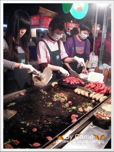 【台南花園夜市】必吃小吃美食。爸沙印度拉茶+二師兄滷味+陳記港式魚蛋+阿美芭樂+紅妃炒香腸大腸+新加坡邋撒麵+麻油雞麵線 @飛天璇的口袋