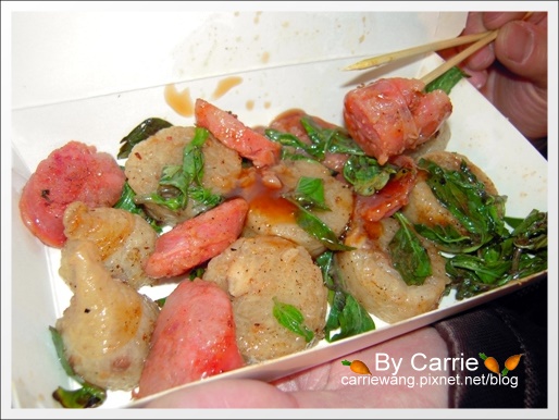 【台南花園夜市】必吃小吃美食。爸沙印度拉茶+二師兄滷味+陳記港式魚蛋+阿美芭樂+紅妃炒香腸大腸+新加坡邋撒麵+麻油雞麵線 @飛天璇的口袋