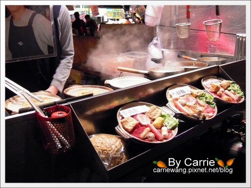 【台南花園夜市】必吃小吃美食。爸沙印度拉茶+二師兄滷味+陳記港式魚蛋+阿美芭樂+紅妃炒香腸大腸+新加坡邋撒麵+麻油雞麵線 @飛天璇的口袋