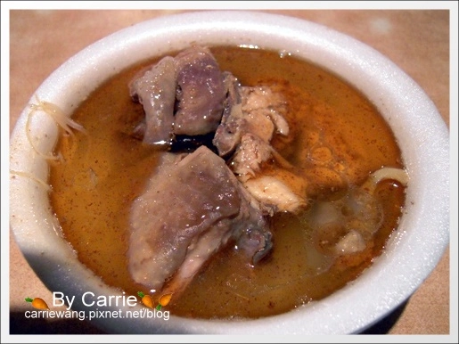 【台南花園夜市】必吃小吃美食。爸沙印度拉茶+二師兄滷味+陳記港式魚蛋+阿美芭樂+紅妃炒香腸大腸+新加坡邋撒麵+麻油雞麵線 @飛天璇的口袋