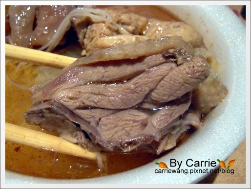 【台南花園夜市】必吃小吃美食。爸沙印度拉茶+二師兄滷味+陳記港式魚蛋+阿美芭樂+紅妃炒香腸大腸+新加坡邋撒麵+麻油雞麵線 @飛天璇的口袋