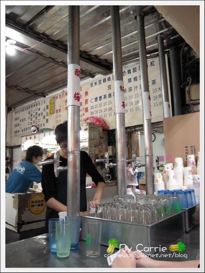 花蓮美食｜炸蛋蔥油餅｜黃色發財車PK藍色發財車，同場加映廟口鋼管紅茶 @飛天璇的口袋