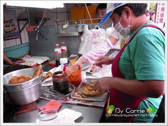 花蓮美食｜炸蛋蔥油餅｜黃色發財車PK藍色發財車，同場加映廟口鋼管紅茶 @飛天璇的口袋