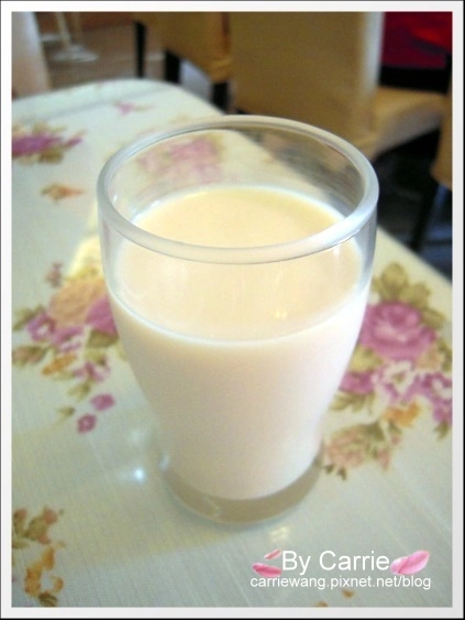 【花蓮吉安】花蓮羊兒煙囪民宿~小木屋藍羊羊四人房 x 羊兒煙囪民宿早餐 @飛天璇的口袋