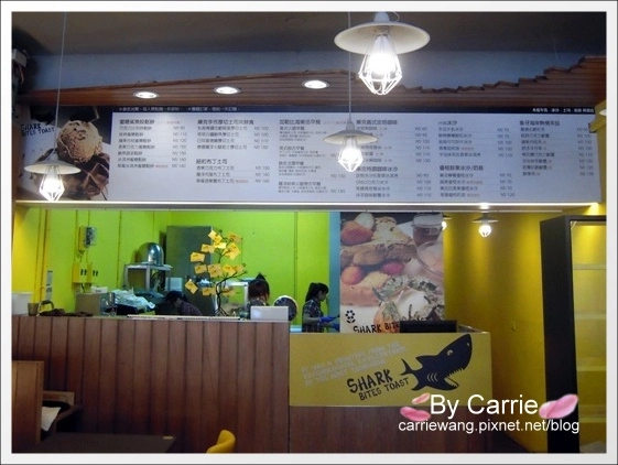 【台中早午餐】鯊魚咬土司專賣店。台中好吃鬆餅推薦 @飛天璇的口袋