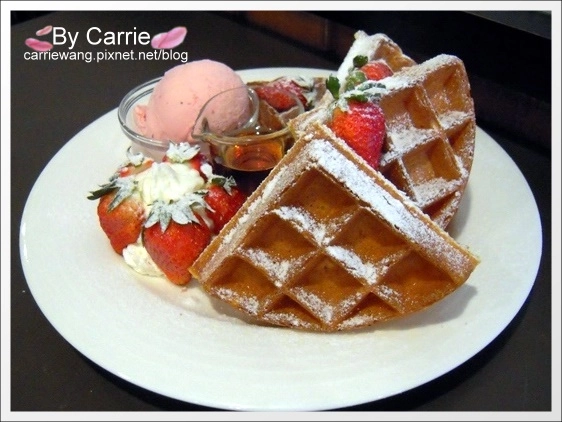 【台中早午餐】鯊魚咬土司專賣店。台中好吃鬆餅推薦 @飛天璇的口袋