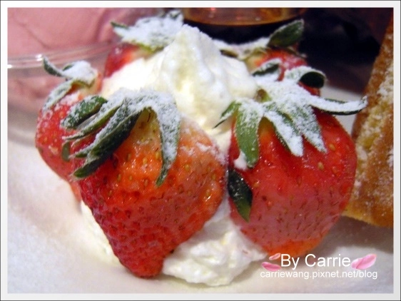 【台中早午餐】鯊魚咬土司專賣店。台中好吃鬆餅推薦 @飛天璇的口袋