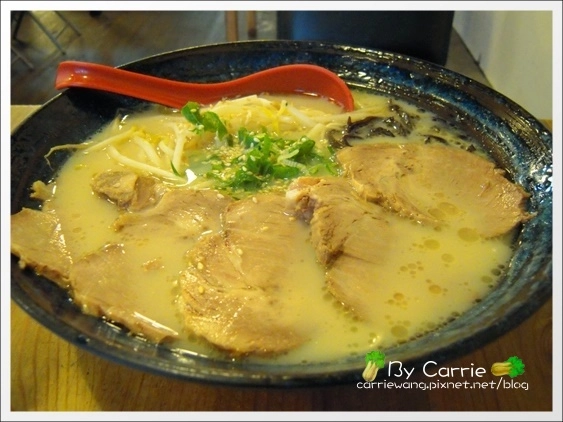【台中日式拉麵】大海豚骨拉麵。黃金蛋很好吃 @飛天璇的口袋