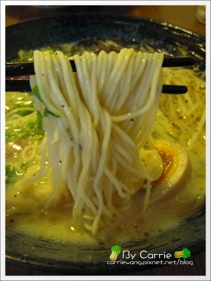 【台中日式拉麵】大海豚骨拉麵。黃金蛋很好吃 @飛天璇的口袋