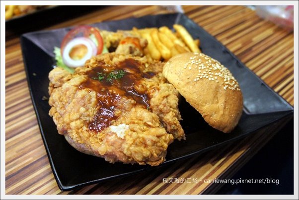 【台中美式餐廳】艾可先生漢堡餐廳 Echo Burger。10/20~10/28爵士音樂節期間點漢堡套餐送炸雞 @飛天璇的口袋