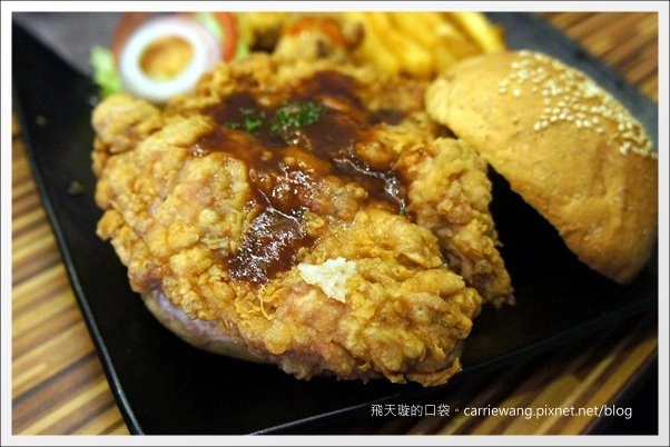 【台中美式餐廳】艾可先生漢堡餐廳 Echo Burger。10/20~10/28爵士音樂節期間點漢堡套餐送炸雞 @飛天璇的口袋