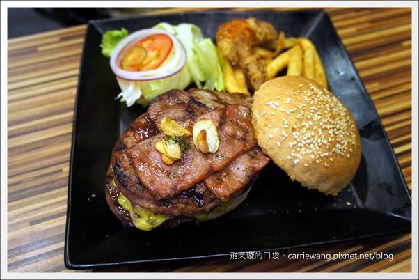 【台中美式餐廳】艾可先生漢堡餐廳 Echo Burger。10/20~10/28爵士音樂節期間點漢堡套餐送炸雞 @飛天璇的口袋