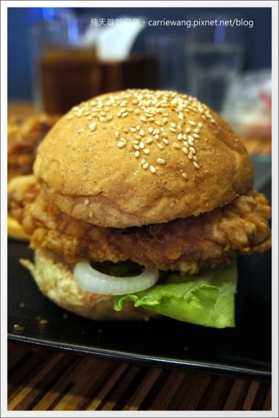 【台中美式餐廳】艾可先生漢堡餐廳 Echo Burger。10/20~10/28爵士音樂節期間點漢堡套餐送炸雞 @飛天璇的口袋