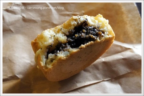 萬丹紅豆餅｜皮兒薄餡兒多到爆漿，難怪聞名全台！ @飛天璇的口袋