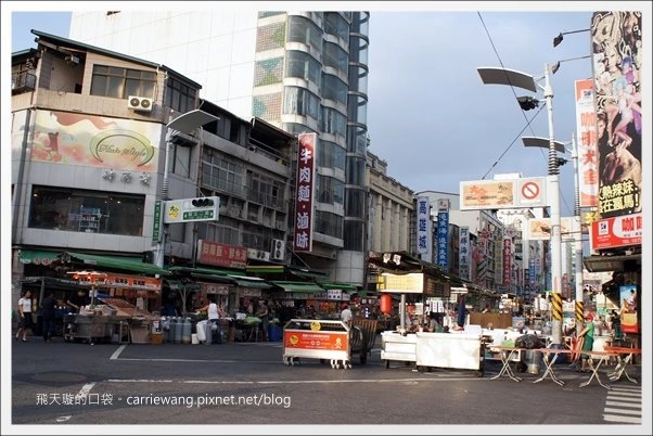 【高雄六合夜市】必吃小吃美食推薦。鄭老牌木瓜牛奶+土魠魚焿+方記水餃+烤肉之家+宏餅鋪胡椒餅+胖胖蚵仔包+六合海產粥+林記八寶冰 @飛天璇的口袋
