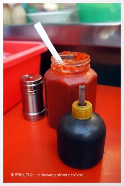 【高雄六合夜市】必吃小吃美食推薦。鄭老牌木瓜牛奶+土魠魚焿+方記水餃+烤肉之家+宏餅鋪胡椒餅+胖胖蚵仔包+六合海產粥+林記八寶冰 @飛天璇的口袋