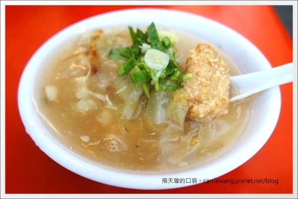 【高雄六合夜市】必吃小吃美食推薦。鄭老牌木瓜牛奶+土魠魚焿+方記水餃+烤肉之家+宏餅鋪胡椒餅+胖胖蚵仔包+六合海產粥+林記八寶冰 @飛天璇的口袋