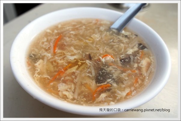 【高雄六合夜市】必吃小吃美食推薦。鄭老牌木瓜牛奶+土魠魚焿+方記水餃+烤肉之家+宏餅鋪胡椒餅+胖胖蚵仔包+六合海產粥+林記八寶冰 @飛天璇的口袋