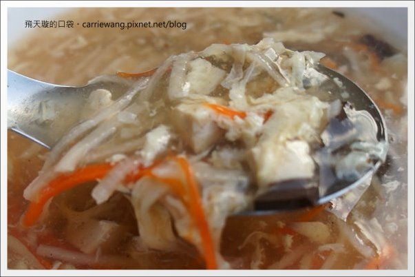 【高雄六合夜市】必吃小吃美食推薦。鄭老牌木瓜牛奶+土魠魚焿+方記水餃+烤肉之家+宏餅鋪胡椒餅+胖胖蚵仔包+六合海產粥+林記八寶冰 @飛天璇的口袋