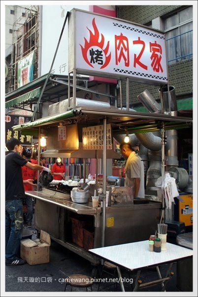 【高雄六合夜市】必吃小吃美食推薦。鄭老牌木瓜牛奶+土魠魚焿+方記水餃+烤肉之家+宏餅鋪胡椒餅+胖胖蚵仔包+六合海產粥+林記八寶冰 @飛天璇的口袋