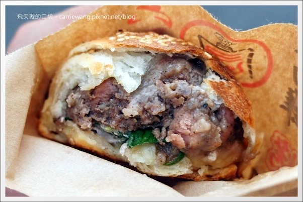 【高雄六合夜市】必吃小吃美食推薦。鄭老牌木瓜牛奶+土魠魚焿+方記水餃+烤肉之家+宏餅鋪胡椒餅+胖胖蚵仔包+六合海產粥+林記八寶冰 @飛天璇的口袋